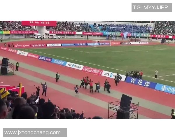 十号球星遭遇意外被足球绊倒比赛瞬间引发热议队友与裁判反应各异 十号球星遭遇意外被足球绊倒比赛瞬间引发热议队友与裁判反应各异