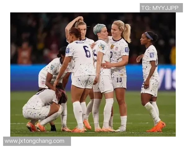 国外女足球星送鞋事件引发热议球迷纷纷关注真实情况