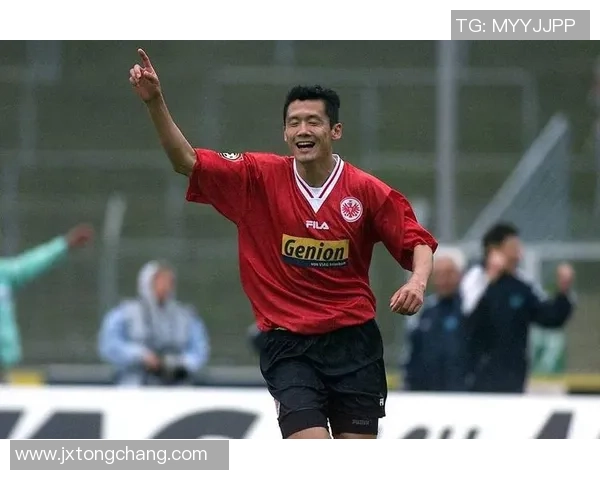 定制足球明星卫衣独特设计，展现个人风格与热爱球迷文化