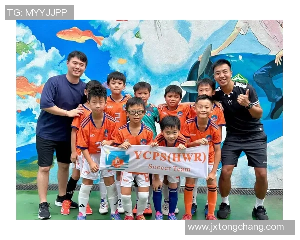 足球明星与小朋友的欢乐时光亲密互动让足球更加生动有趣 足球明星与小朋友的欢乐时光亲密互动让足球更加生动有趣